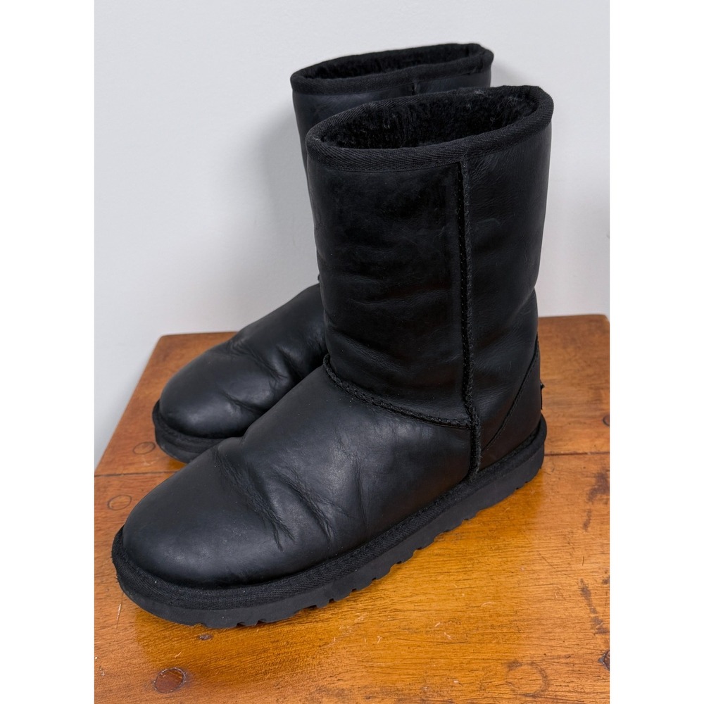 UGG Classic Short leather Black Boots S/N 1005093 Womens Sz 6